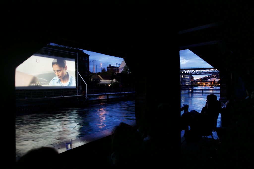 Filmfluss-Kino in der Badi Unterer Letten.