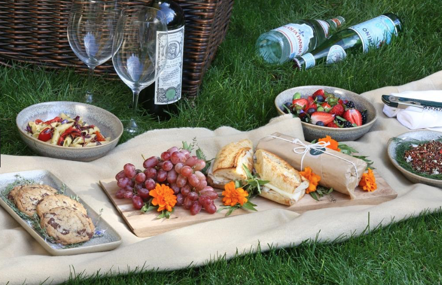 Что приготовить на пикник. Вайн пикник 2022. Еда на пикник. Блюда для пикника. Сервировка стола на пикнике.