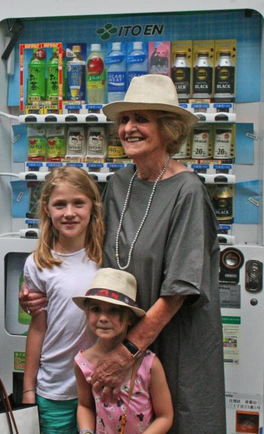 Oma & the girls in Nakameguro in front of the quintessential Tokyo icon - the vending machine! 